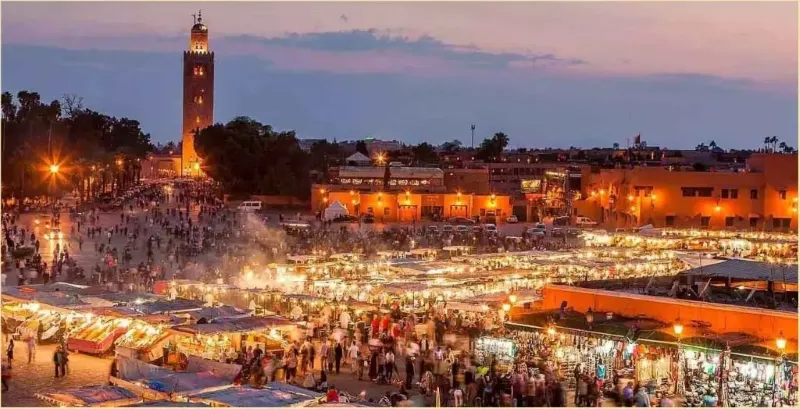 Vue panoramique de Marrakech, une destination touristique prisée, mettant en avant son architecture et son ambiance vibrante.