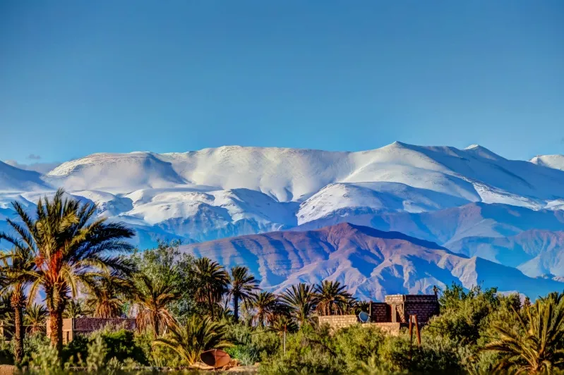 Paysage des montagnes marocaines recouvertes de neige, capturé pendant le Circuit Maroc de 10 jours.
