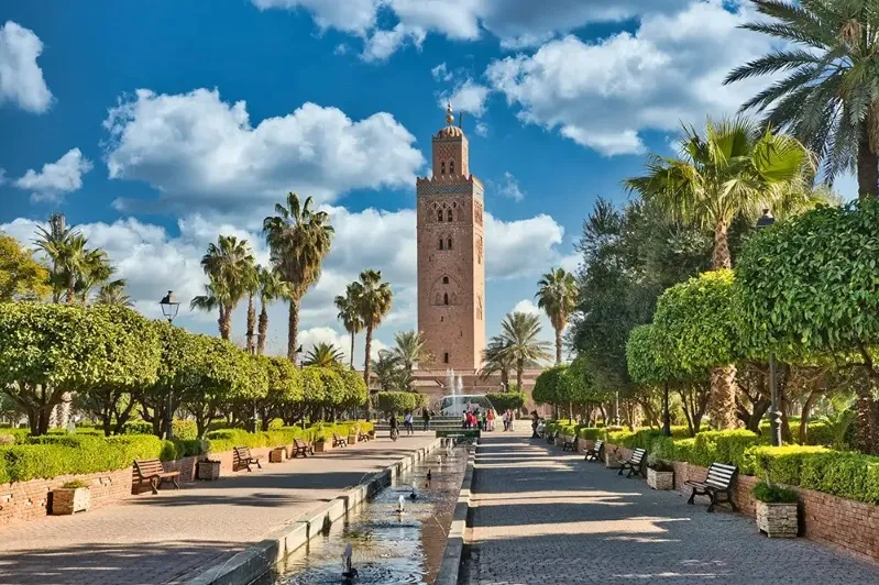 Tour de l'horloge de la mosquée de Marrakech, symbole emblématique de l'architecture marocaine. Circuit Maroc 10 jours.