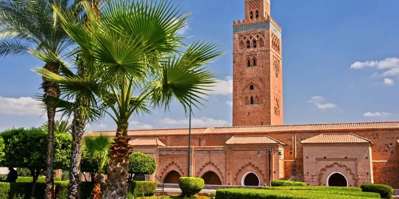 Mosquée emblématique de Marrakech, Maroc, entourée d'artisanat marocain traditionnel.