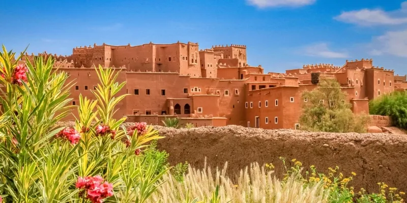 Vue panoramique de la ville de Ouarzazate, célèbre pour sa beauté et ses attractions touristiques au Maroc.