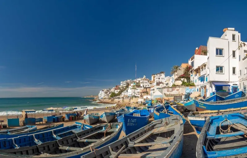 Bateaux de pêche sur la plage au Maroc, illustrant l'itinéraire du Circuit Maroc de 10 jours.