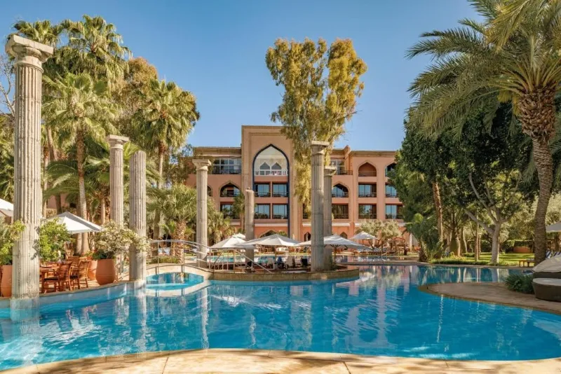 Vue de la piscine de l'hôtel à Marrakech, un lieu idéal pour se détendre lors d'un séjour au Maroc.