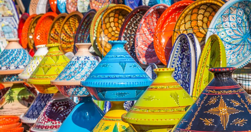 Pottery colorée en vente au souk au Maroc, mettant en valeur l'artisanat marocain traditionnel.