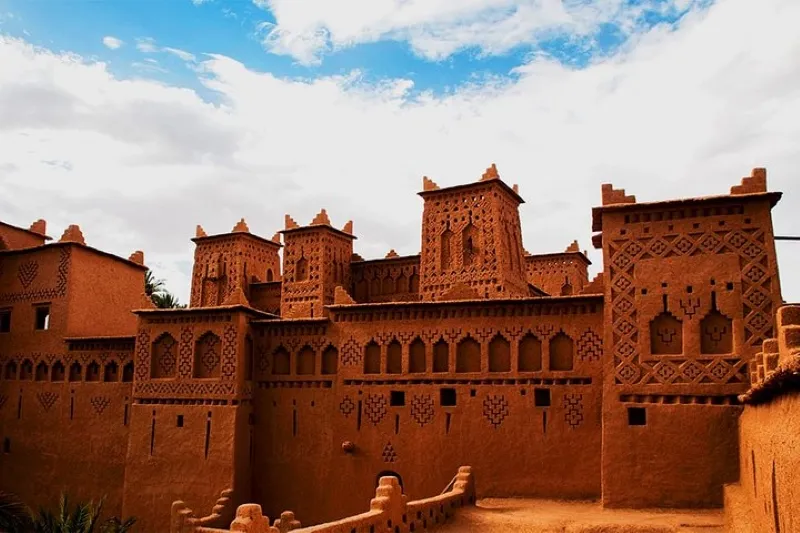 Architecture de la forteresse de Koutoubia à Marrakech, vue lors d'une excursion à Ouarzazate.