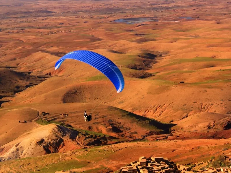 parapente Marrakech, offrant une vue panoramique sur les dunes et le paysage environnant.