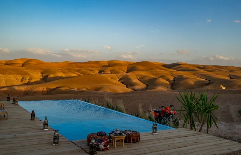 Une piscine dans le désert avec vue sur les montagnes, lors d'une excursion à Marrakech.