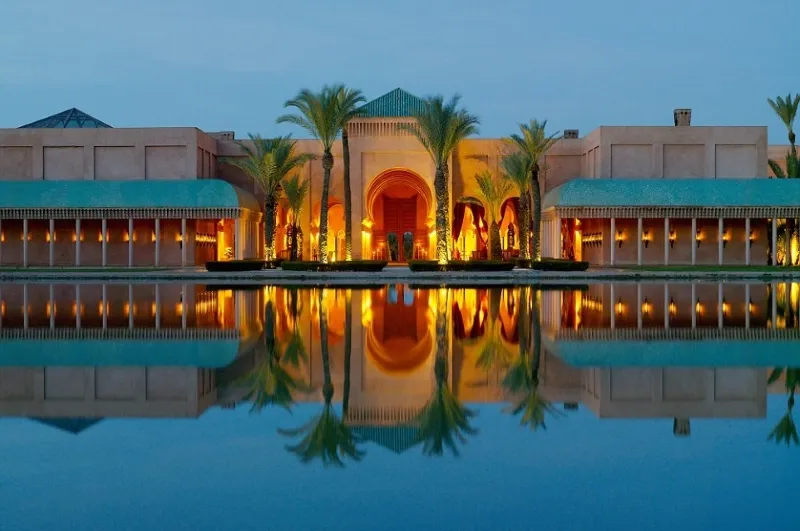Hôtel à Marrakech, Maroc, avec une vue sur la ville, représentant une agence de voyage au Maroc.