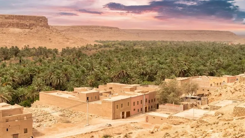 Vue panoramique du village de Sahara, près d'Erfoud Maroc , avec des dunes de sable et des maisons traditionnelles.
