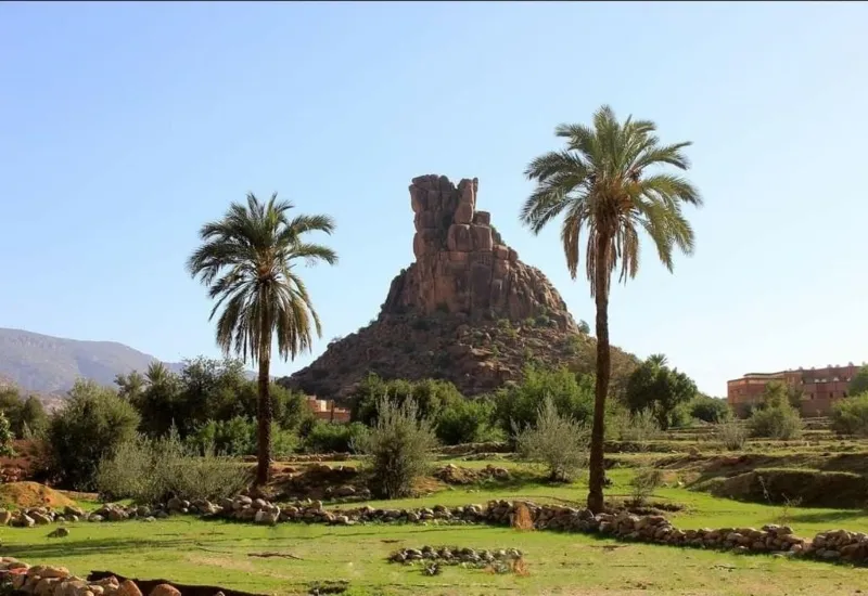 Vue panoramique depuis le sommet des montagnes de l'Atlas à Tafraout, Maroc, avec des paysages montagneux à couper le souffle.