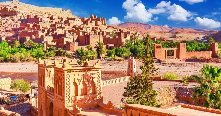 Vue panoramique de la ville d'Atad au Maroc, mettant en valeur son architecture et son environnement urbain.