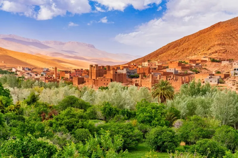 Vue magnifique des montagnes de l'Atlas et du village d'Atlas au Maroc, illustrant un voyage en Maroc.